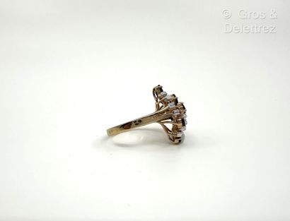 Bague en or jaune 585 millièmes à motif feuillagé...