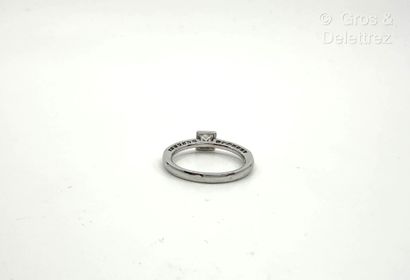 Travail français
Bague solitaire en or gris...