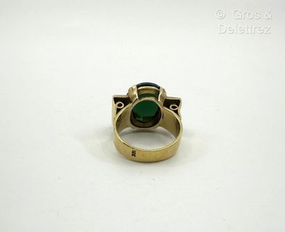 Travail dans le style des années 1940
Bague...