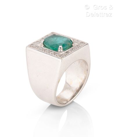 Travail français
Bague chevalière en or gris...