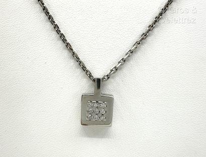 Travail français
Pendentif carré en or gris...