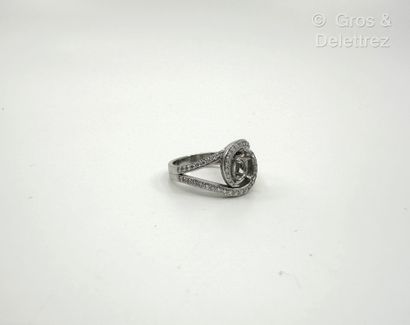 Travail français
Monture de bague en or gris...