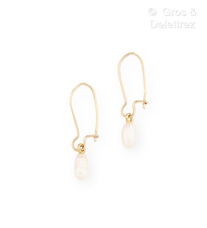 Paire de pendants d’oreilles en or jaune...