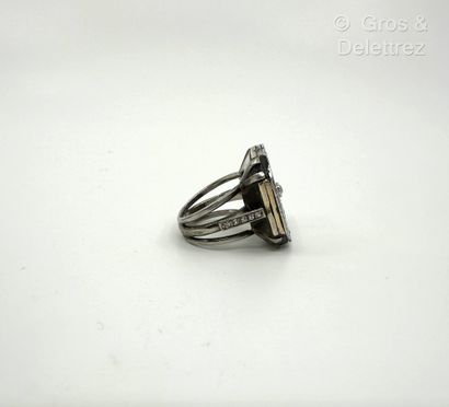 Élément octogonal monté en bague en or gris...