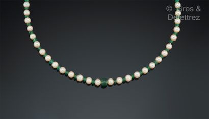 Collier ras-de-cou composé d’une alternance...