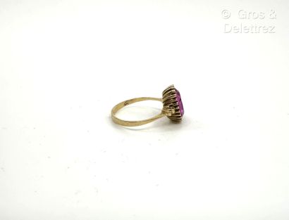 Fine bague en or jaune 750 millièmes et pierre...