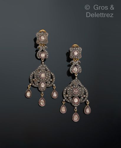 KIRAT YOUNG
Paire de pendants d’oreilles...