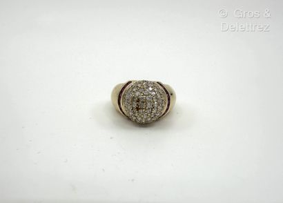 Bague dôme en or jaune 585 millièmes et pierres...