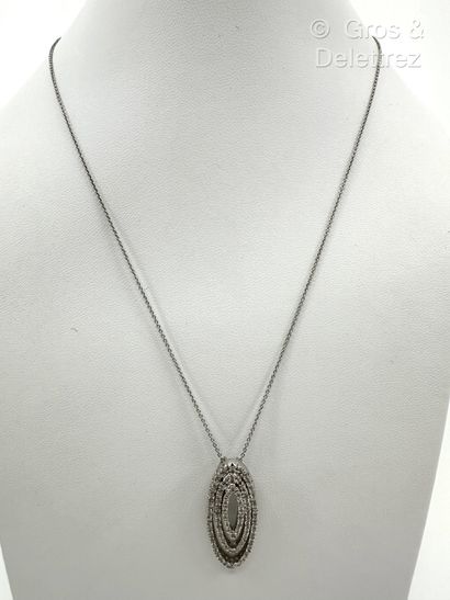 Pendentif oblong en or gris 750 millièmes...