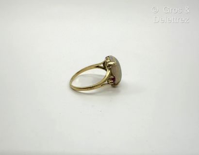 Bague en or jaune 750 millièmes et opale...