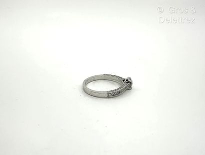 Travail français
Bague solitaire en or gris...