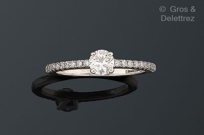 Travail français
Bague solitaire en or gris...