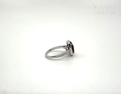 Travail français
Bague pompadour en or gris...