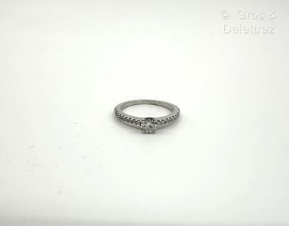 Travail français
Bague solitaire en or gris...