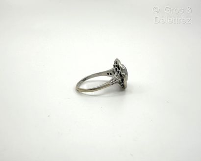 Bague pompadour en or gris 750 millièmes...