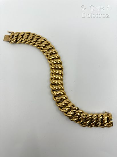 Travail français
Bracelet en or jaune 750...