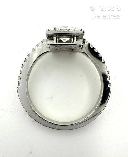 Travail français
Bague solitaire en or gris...