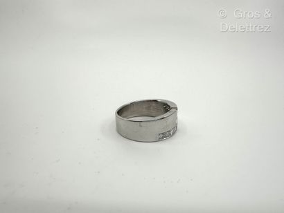 Travail français
Bague bandeau en or gris...