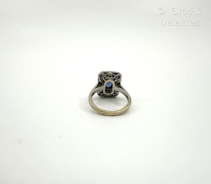 Travail français
Bague à chaton rectangulaire...
