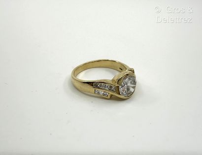 Travail italien
Bague solitaire mouvementée...