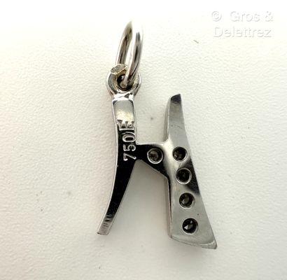 Pendentif « H » en or gris 750 millièmes...