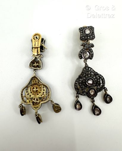 KIRAT YOUNG
Paire de pendants d’oreilles...