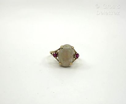 Bague en or jaune 750 millièmes et opale...