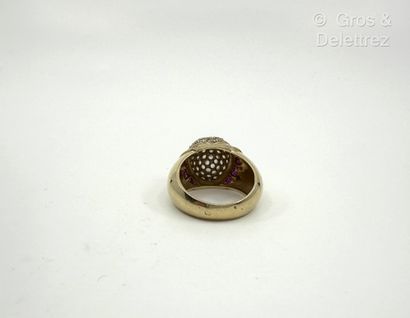 Bague dôme en or jaune 585 millièmes et pierres...