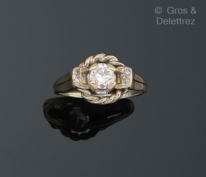 Bague en or gris 750 millièmes centrée d’un...