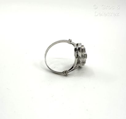 Bague marquise en or gris 585 millièmes sertie...