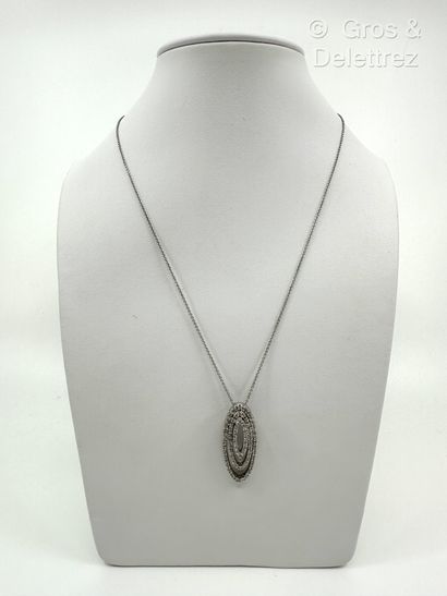 Pendentif oblong en or gris 750 millièmes...