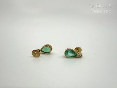 Paire de pendants d’oreilles en or jaune...