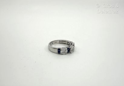 LIGNE VENDÔME
Bague rivière en or gris 750...
