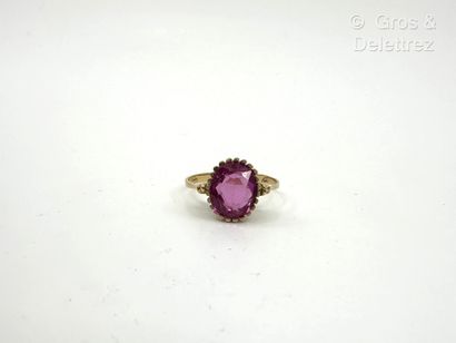 Fine bague en or jaune 750 millièmes et pierre...