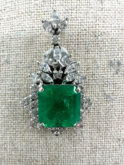 Pendentif feuillagé en or gris 750 millièmes...