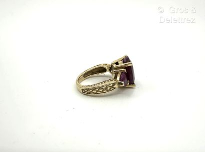 Bague en or jaune 585 millièmes et rubis...