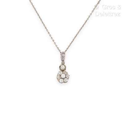Pendentif « Fleur » en or gris 585 millièmes...