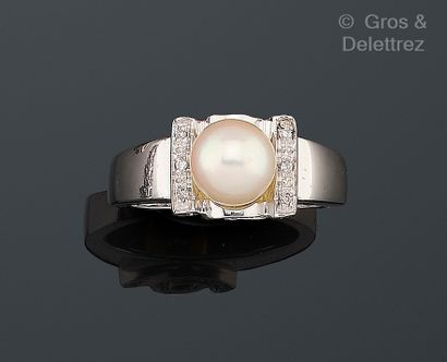 Travail italien
Bague en or gris 750 millièmes...