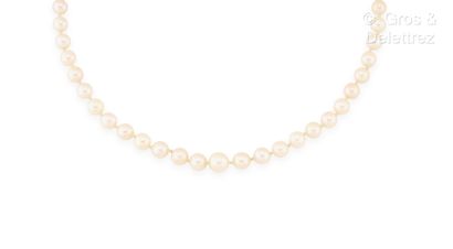Long collier composé d’un rang de perles...