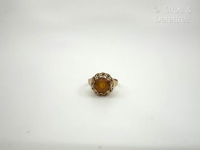 Bague en or jaune 750 millièmes et pierre...