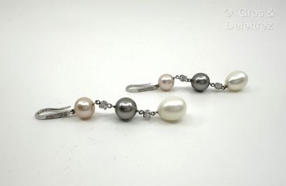 Paire de pendants d’oreilles en or gris 750...