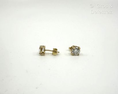 Paire de clous d’oreilles en or jaune 750...