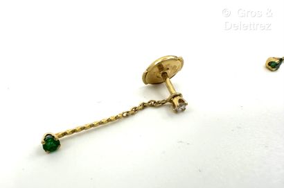 Paire de pendants d’oreilles en or jaune...
