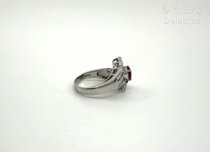 Bague bandeau croisée feuillagée en platine...