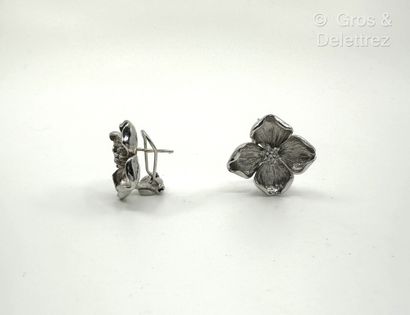 Paire de boucles d’oreilles « Fleurs d’hortensia...