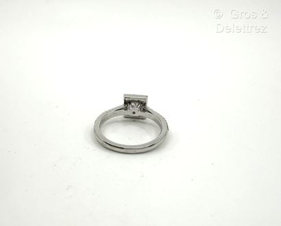 Travail français
Bague solitaire en or gris...
