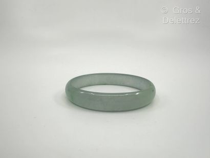 Bracelet jonc ovale en jade jadéite. Tour...