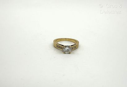 Travail français
Bague solitaire en or jaune...