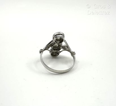 Bague marquise en or gris 585 millièmes sertie...