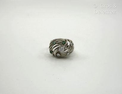 Travail français
Bague en fils d’or gris...